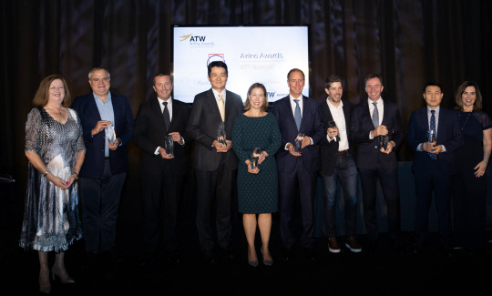 조원태 한진그룹 회장 및 부문별 수상자들이 기념 사진을 촬영하고 있는 모습. <대한항공 제공>